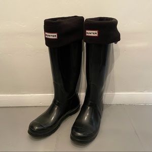 • Tall HUNTER Gloss Rain Boots in Black with Socks •